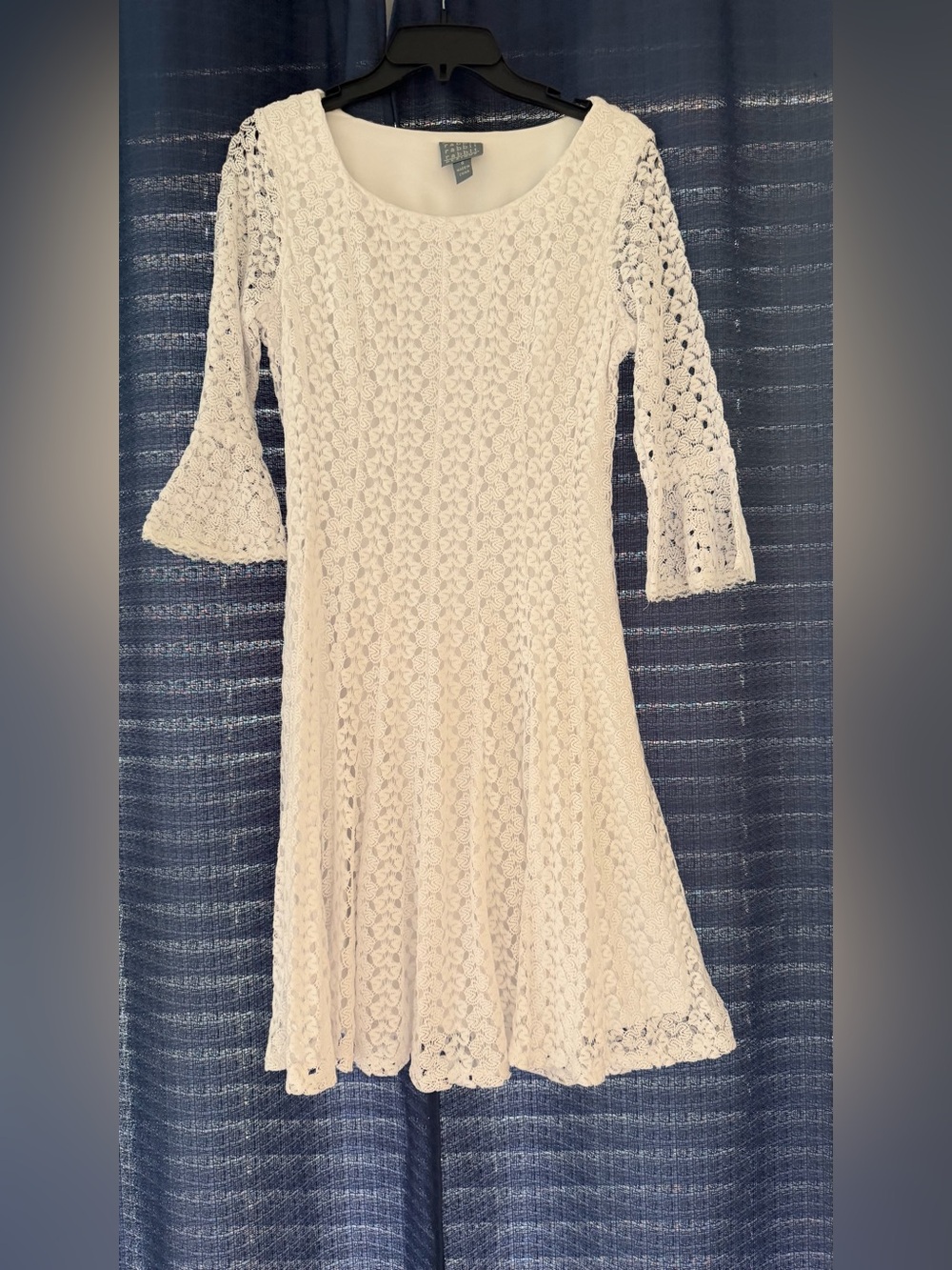 Womenโs white lace dress. Size 6.